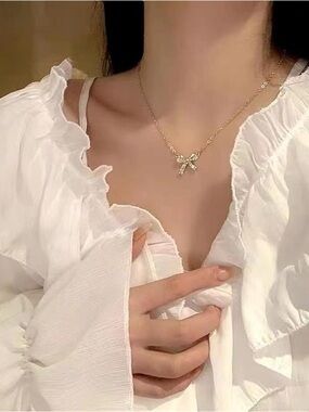 5/$15 🩷 MUST BUNDLE Gold Bow Pendant Necklace with Crystals